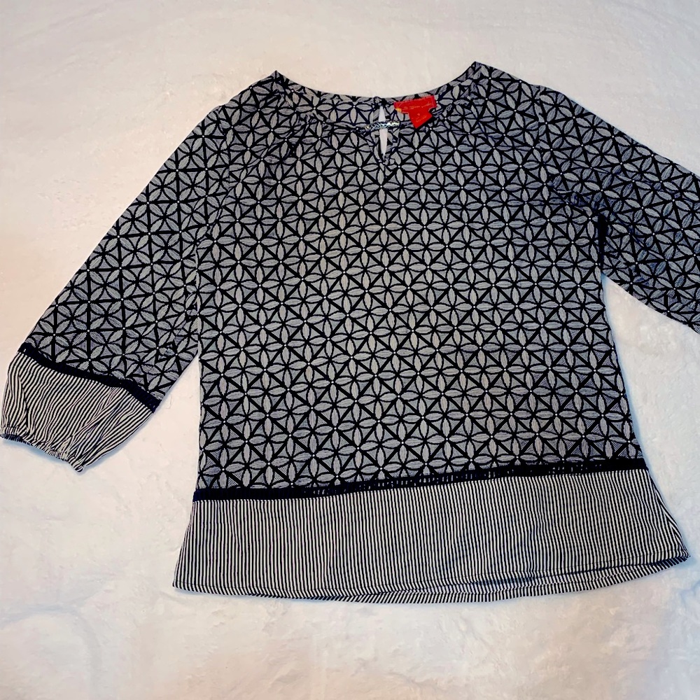 Long symmetrical pattern blouse. Business casual. Small.